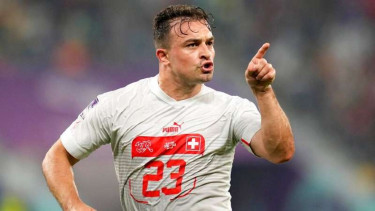 Pemain Timnas Swiss, Xherdan Shaqiri rayakan gol.