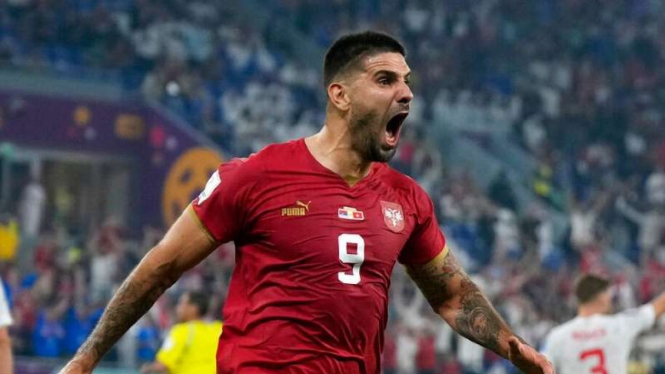 Pemain Timnas Serbia, Aleksandar Mitrovic rayakan gol.