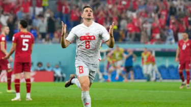Pemain Timnas Swiss, Remo Freuler rayakan gol.