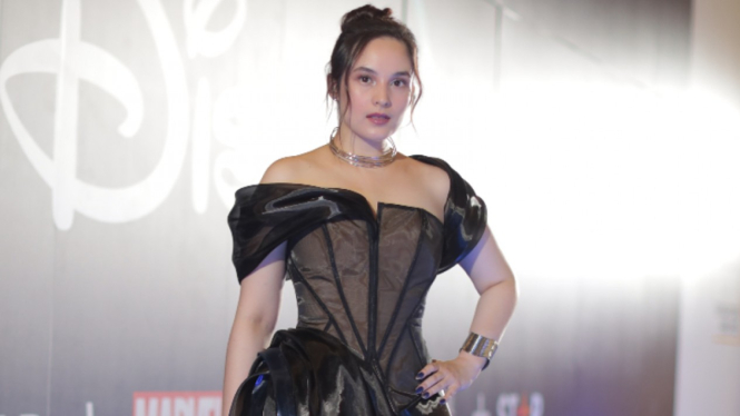 Chelsea Islan di Blue Carpet Moment Disney Content Showcase 2022.