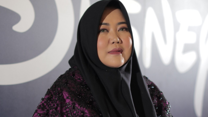 Risa Saraswati di Blue Carpet Moment Disney Content Showcase 2022.