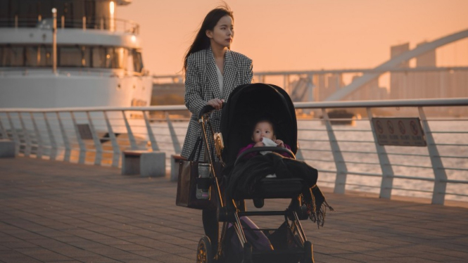 Ilustrasi stroller bayi.