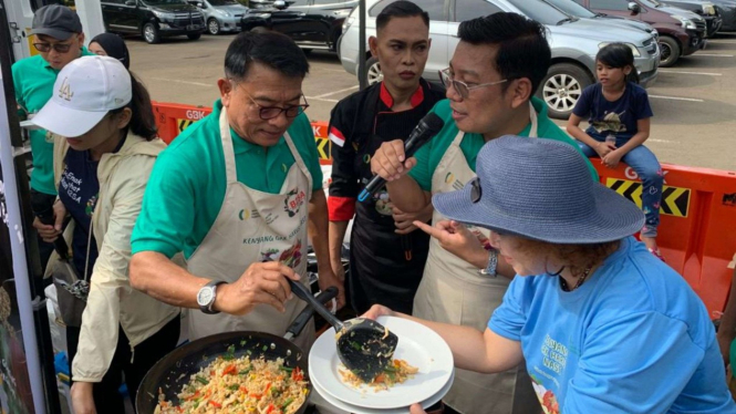 Moeldoko masak nasi goreng sorgum