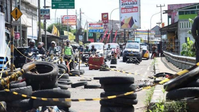 Longsor di Jalan Raya Bogor-Sukabumi, tepatnya di Jembatan Cikereteg, Ciawi