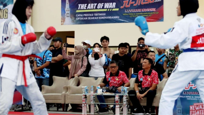 Sekjen PDIP Hasto Kristiyanto Saat Menyaksikan Kejuaraan Ju-jitsu