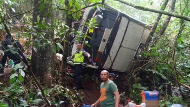 Bus wisata jatuh ke jurang di Sarangan.