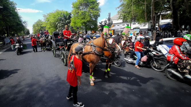 Gladi kirab pengantin Kaesang dan Erina.