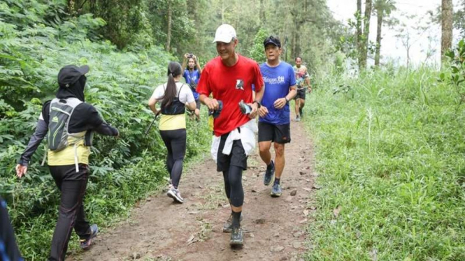 Ganjar Pranowo berlari ikuti ajang Siksorogo Lawu Ultra 2022