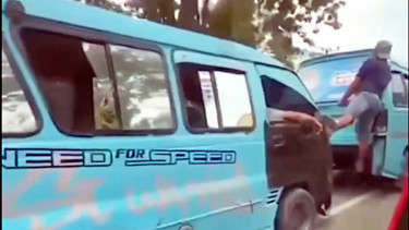 VIVA Otomotif: Viral dorong angkot mogok dengan cara ekstrem