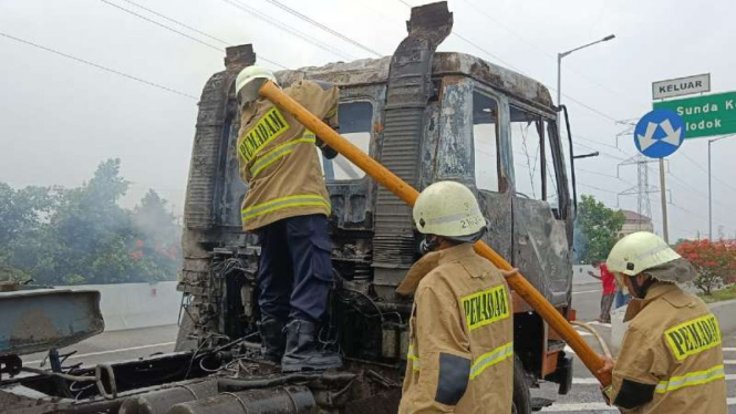 Truk kontainer yang terbakar di Pintu Keluar Tol Sunda Kelapa.