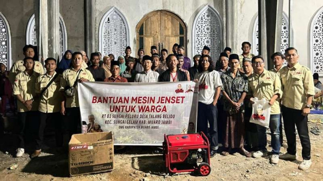 Relawan Orang Muda Ganjar (OMG) Jambi berikan bantuan genset dan lampu