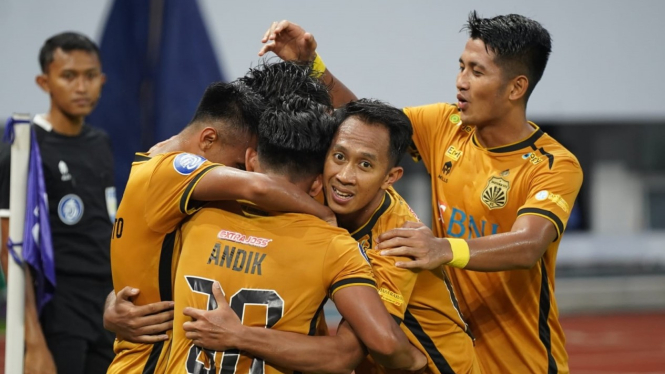 Pemain Bhayangkara FC merayakan gol