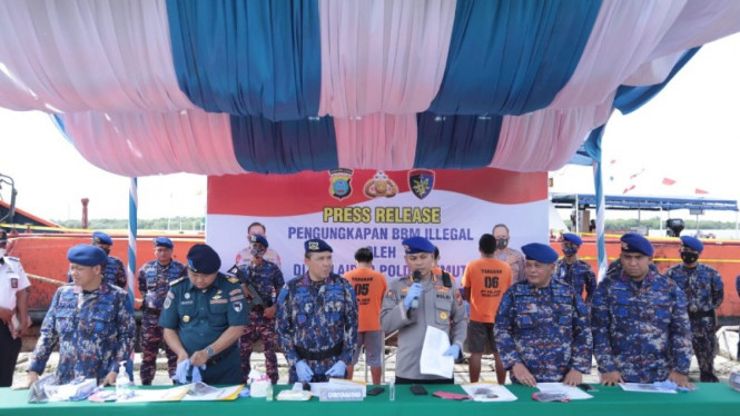 Polisi saat memberikan keterangan pers pengungkapan kasus BBM ilegal di Perairan Belawan, Kota Medan.