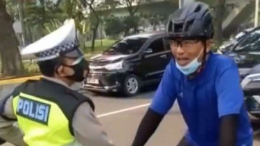 Polisi tegur pesepeda yang keluar jalur di Sudirman-Thamrin.