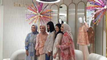 Tampil gaya dengan busana motif khas Jakarta