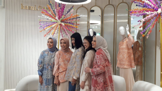 Tampil gaya dengan busana motif khas Jakarta