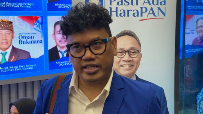 Artis Uya Kuya, bergabung menjadi kader Partai Amanat Nasional (PAN).
