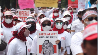 Unjuk rasa di depan kantor Kementerian Koperasi dan UMKM