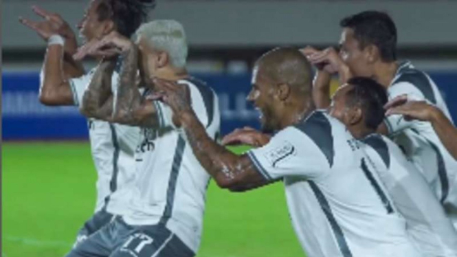 Pemain Persib Bandung rayakan gol David Da Silva