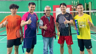M. Fadli (kedua dari kanan) saat main bulutangkis sebelum meninggal dunia