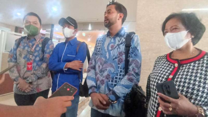 Keluarga korban kasus gagal ginjal akut mendatangi Bareskrim Polri.