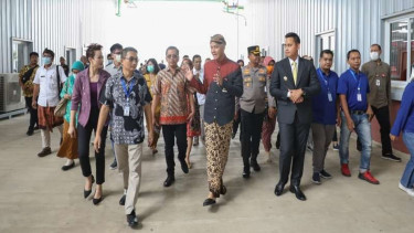 Ganjar Pranowo meninjau salah satu pabrik di Kawasan Industri Kendal (KIK)