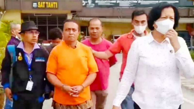 Petugas kepolisian saat membawa pelaku ke Mako Polrestabes Medan.