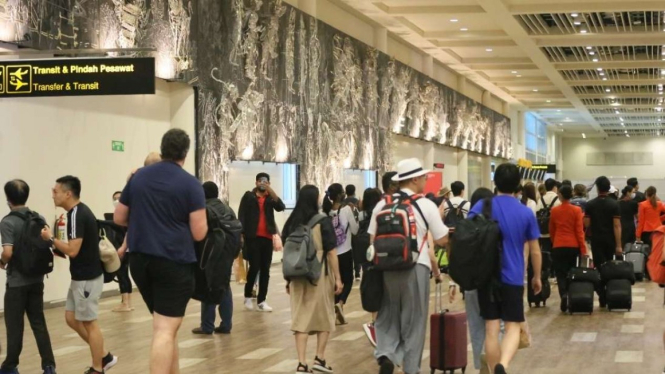 Kedatangan wisatawan Australia di Bandara Ngurah Rai, Bali.