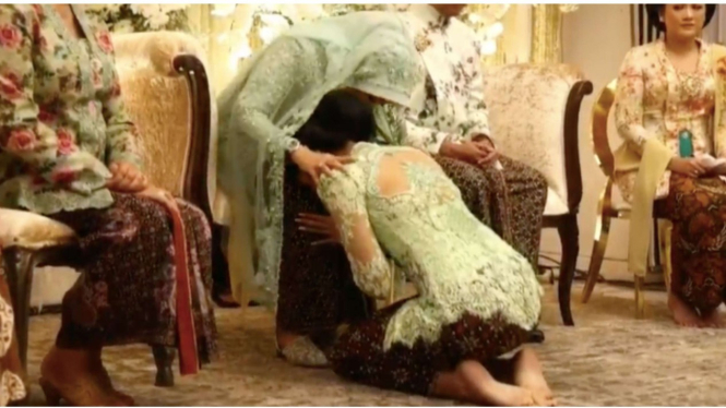 Erina Gudono sungkem dengan sang ibu sebelum siraman