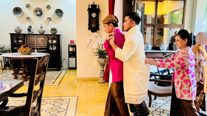 Presiden Jokowi menggendong Kaesang Pangarep jelang pernikahan