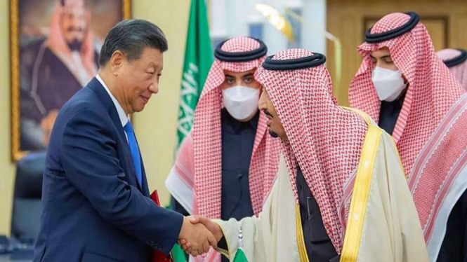 Presiden China Xi Jinping berjabat tangan dengan Raja Salman di Riyadh Arab Saud