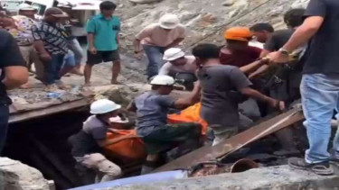 Proses evakuasi pekerja tambang batu bara yang meledak di Sawahlunto, Sumbar