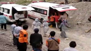 Proses evakuasi korban tambang batu bara yang meledak di Sawahlunto, Sumbar