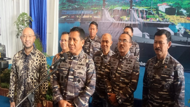 Wakasal Lakdya Ahmadi Heri di galangan kapal Serang, Banten