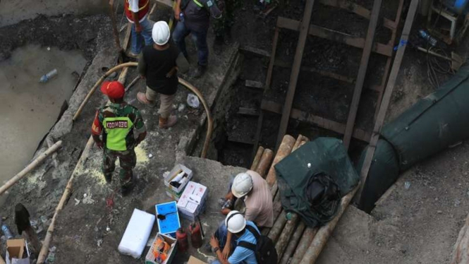 Proses evakuasi pekerja tambang batu bara yang meledak di Sawahlunto, Sumbar