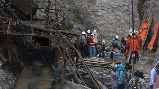 Proses evakuasi pekerja tambang batu bara yang meledak di Sawahlunto, Sumbar