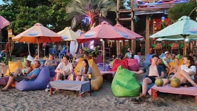 Wisatawan Asing saat bersantai di Bali.