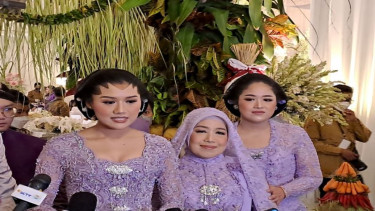 Erina Gudono didampingi Ibu dan kakaknya.