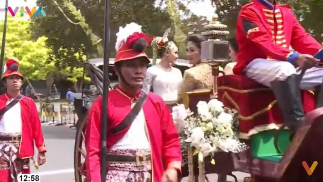 Erino Gudono duduk di kereta kencana menuju lokasi akad nikah