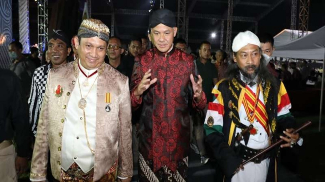 Gubernur Jawa Tengah Ganjar Pranowo (tengah)