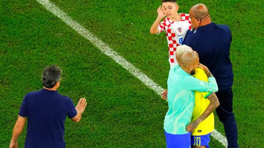 Putra Ivan Perisic, Leo (atas) menghampiri Neymar yang menangis
