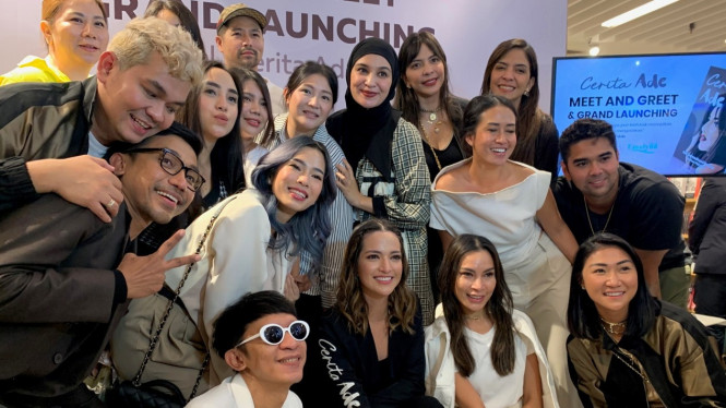 Nia Ramadhani bersama rekan di acara Launching Novel, Cerita Ade