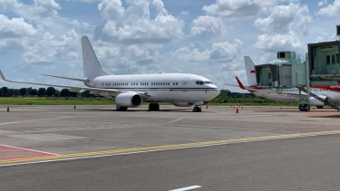 Pesawat carter di bandara Adi Soemarmo.