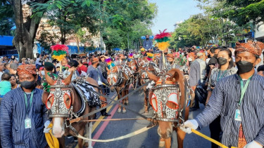 Kereta kencana pengantin Kaesang dan Erina saat prosesi kirab adat