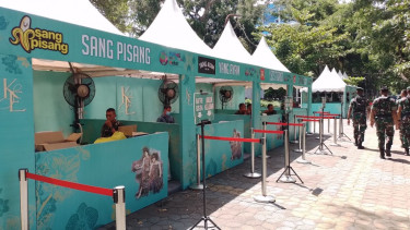 Deretan booth kuliner dratis dalam kirab ngunduh mantu pernikahan Kaesang-Erina