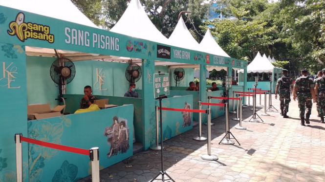 Deretan booth kuliner dratis dalam kirab ngunduh mantu pernikahan Kaesang-Erina