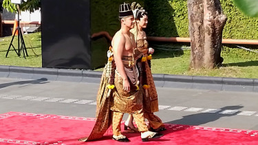 Kaesang-Erina mengenakan busana adat Dodot Surakarta di Kirab Pengantin