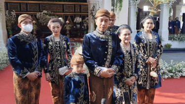 Presiden Joko Widodo bersama istrinya Iriana dan putra serta menantu dan cucu-cucunya berbicara kepada wartawan tentang esensi upacara ngunduh mantu Kaesang Pangarap dan Erina Gudono di Loji Gandrung, Solo, Jawa Tengah, Minggu, 11 Desember 2022.