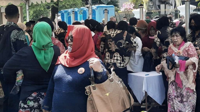 Salah satu relawan Jokowi dari Cianjur, Cece, mengaku senang dapat menghadiri secara langsung tasyakuran resepsi pernikahan Kaesang Pangarep dan Erina Gudono di Pura Mangkunegaran, Solo, Jawa Tengah, Minggu, 11 Desember 2022.