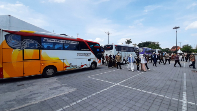 Tamu undangan resepsi pernikahan Kaesang diangkut bus